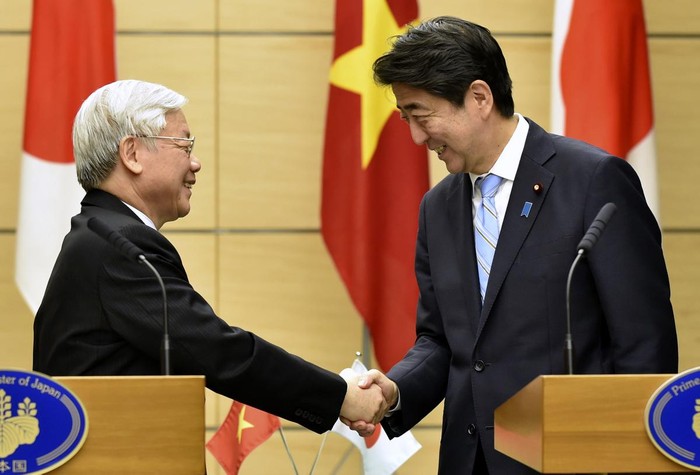 Tổng bí thư Nguyễn Phú Trọng và Thủ tướng Nhật Bản Shinzo Abe, ảnh: KAZUHIRO NOGI/AP.