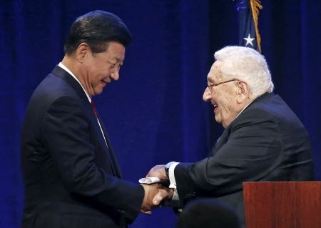 Ông Tập Cận Bình và cựu Ngoại trưởng Mỹ Henry Kisinger. Ảnh: Reuters.