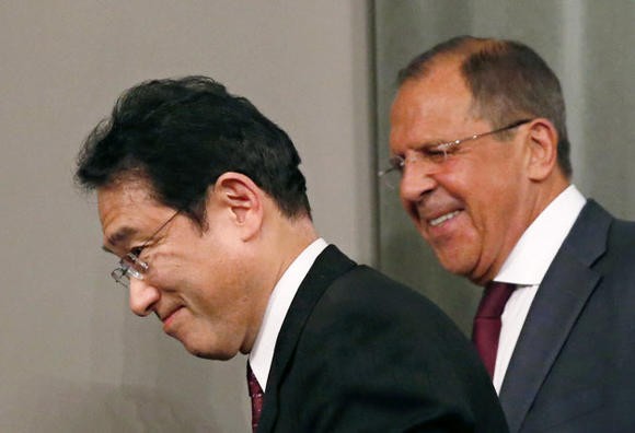 Ngoại trưởng Nhật Bản Fumio Kishida và Ngoại trưởng Nga Sergei Lavrov. Ảnh: Nikkei Asia Review.