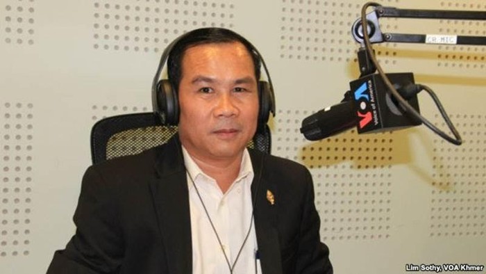 Um Sam An trả lời phỏng vấn Đài tiếng nói Hoa Kỳ phiên bản tiếng Khmer. Ảnh: VOA Khmer.