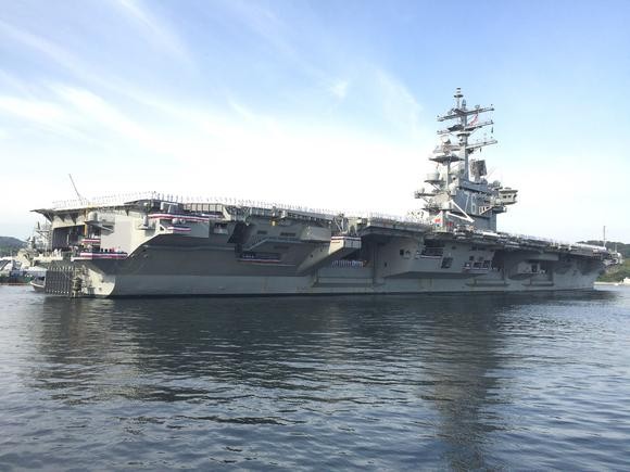 Tàu sân bay USS Ronald Reagan cập cảng Yokosuka, Nhật Bản.