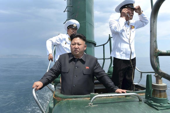 Chủ tịch CHDCND Triều Tiên Kim Jong-un thị sát tàu ngầm, ảnh: KCNA/Reuters.