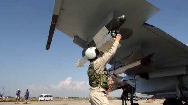 Phi công Nga đang kiểm tra tên lửa trước khi xuất kích tại Syria, ảnh: AP.