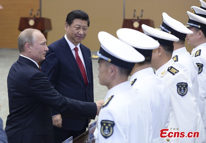 Tổng thống Nga Putin và Chủ tịch Trung Quốc Tập Cận Bình gặp gỡ các chỉ huy hải quân hai nước trước một cuộc tập trận chung, ảnh: China News.