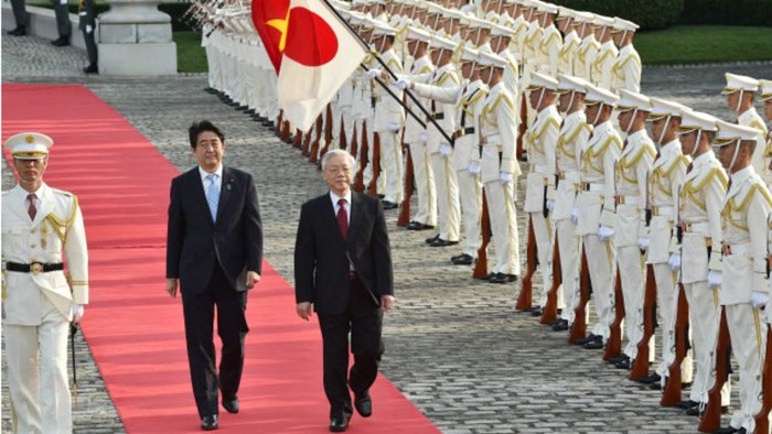 Tổng bí thư Nguyễn Phú Trọng và Thủ tướng Nhật Bản Shinzo Abe, ảnh: Fox News.