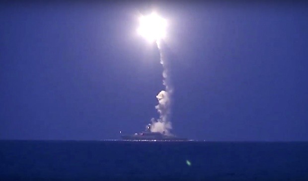 Tên lửa Nga bắn từ chiến hạm trên biển Caspian, ảnh: Inquirer.