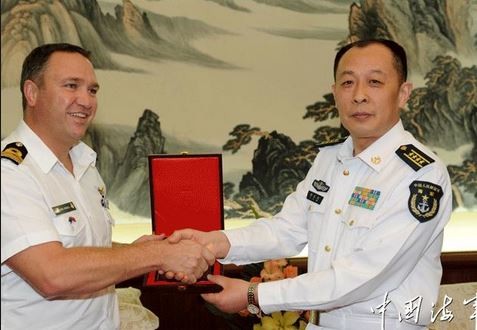 Lý Ngọc Kiệt (phải) khi còn đeo lon Đại tá Hải quân Trung Quốc. Ảnh: 81.cn.
