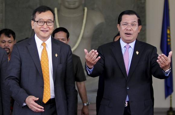 Lãnh đạo phe đối lập Campuchia Sam Rainsy và Thủ tướng Hun Sen, ảnh: Nikkei Asian Review.