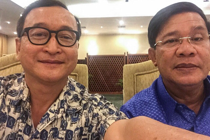 Cả hai ông Hun Sen và Sam Rainsy đều đang cố chứng minh rằng, đất nước Campuchia không có nạn phân biệt chủng tộc. Vậy xin hai ngài hãy chứng minh bằng hành động. Ảnh: The Cambodia Daily.