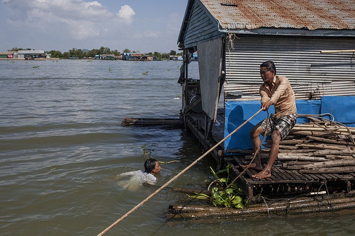 Một hộ gia đình Campuchia gốc Việt phải dời nhà nổi của mình lên khúc sông cạn hơn theo yêu cầu của chính quyền địa phương, giải tỏa khúc sông cho lễ hội năm 2017. Ảnh: The Cambodia Daily.
