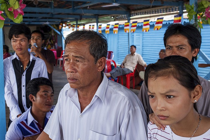 Ông Heang và con cháu vừa phải rời khỏi làng nổi đến nơi ở tạm mới chưa biết những ngày sắp tới sẽ làm gì để sinh sống. Ảnh: The Cambodia Daily.