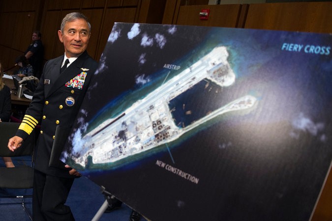 Đô đốc Harry Harris, Tư lệnh Hạm đội 7 Bộ Tư lệnh Thái Bình Dương và hình ảnh đường băng Trung Quốc xây dựng bất hợp pháp trên đá Chữ Thập, Trường Sa, Khánh Hòa, Việt Nam. Ảnh: AP/The New York Times.