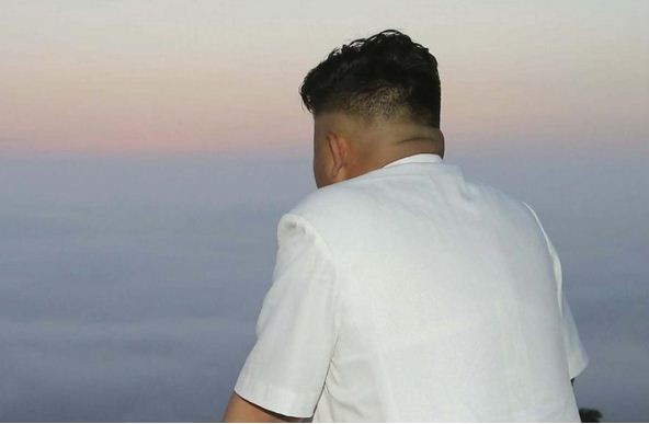 Ông Kim Jong-un theo dõi một vụ phóng thử tên lửa của Bắc Triều Tiên, ảnh: Yonhap.