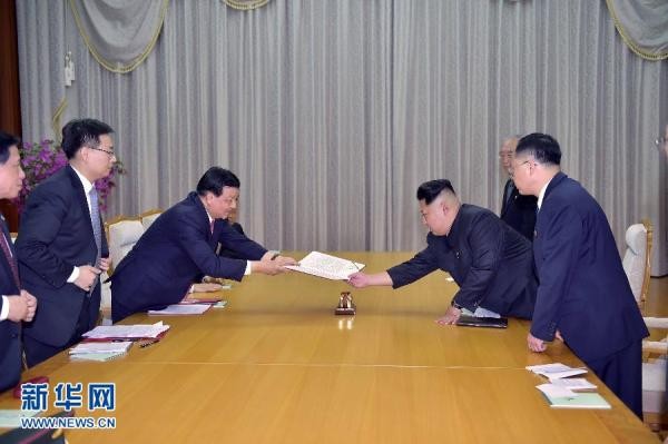 Ông Lưu Vân Sơn chuyển bức điện mừng ký tay của ông Tập Cận Bình cho ông Kim Jong-un, ảnh: Tân Hoa Xã.