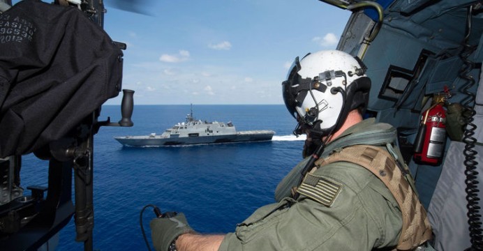 Máy bay, tàu chiến Mỹ tuần tra gần khu vực đảo nhân tạo Trung Quốc bồi lấp phi pháp ở Trường Sa. Ảnh: Bloomberg.