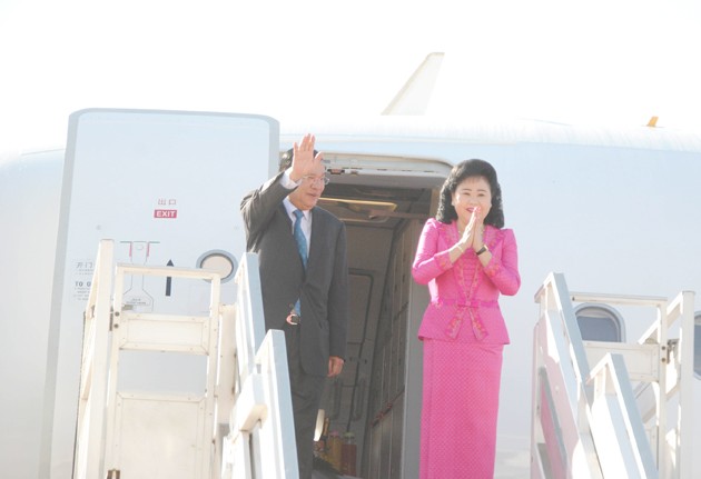 Vợ chồng Thủ tướng Campuchia Hun Sen lên máy bay sang thăm Trung Quốc từ hôm Chủ Nhật, ảnh: akp.gov.kh