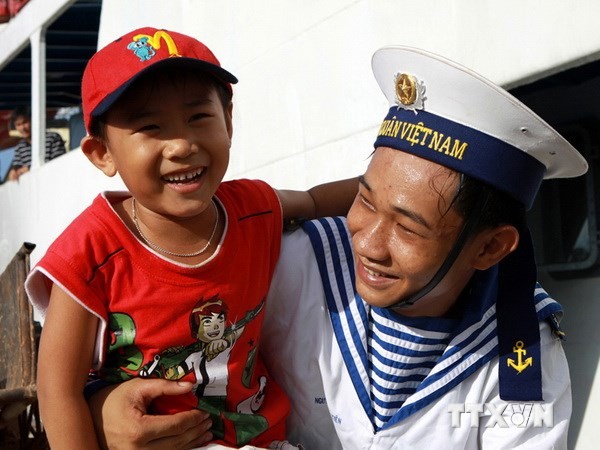 Nụ cười rạng rỡ của người Chiến sĩ Hải quân Nhân dân Việt Nam trong giây phút bên người thân. Ảnh: Bui Tuong Van/Talk Vietnam/TTXVN.
