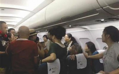 Nhóm khách du lịch Trung Quốc ẩu đả trên máy bay chuẩn bị bay từ Campuchia về nước chỉ vì ghế trước quá ngả về sau. Ảnh: SCMP.