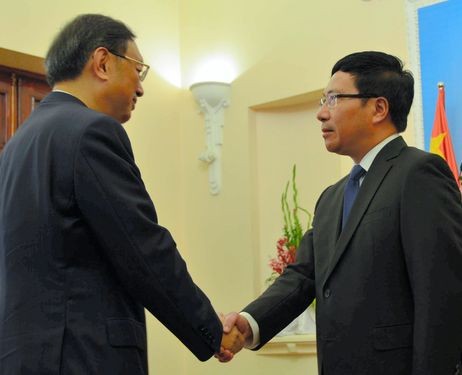 Ủy viên Quốc vụ Trung Quốc Dương Khiết Trì và Phó Thủ tướng, Bộ trưởng Ngoại giao Phạm Bình Minh gặp nhau trong khuôn khổ Ủy ban Chỉ đạo hợp tác song phương Việt Nam - Trung Quốc, một kênh đối thoại hiệu quả trong việc tháo ngòi nổ xung đột khủng hoảng giàn khoan 981. Ảnh: Asahi.