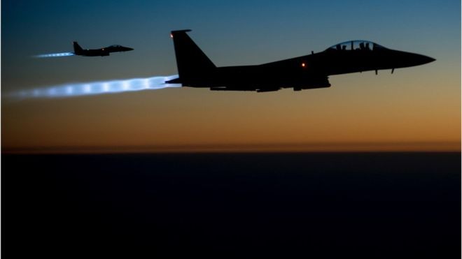 2 chiếc chiến đấu cơ F-15 không quân Hoa Kỳ cũng tham gia tấn công ISIS tại Syria, ảnh: BBC News.