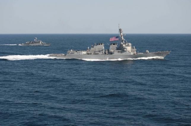 Tàu USS Lasssen (phải), ảnh: Reuters.