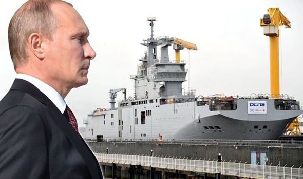 Tổng thống Nga Putin quan sát tàu chiến Nga Vladivostok, ảnh: Express.co.uk