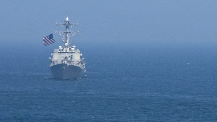 Tàu USS Lassen tuần tra quanh đá Xu Bi như thế nào, đến nay Mỹ vẫn chưa công bố. Ảnh: Qz.com