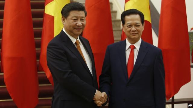 Chủ tịch Trung Quốc Tập Cận Bình và Thủ tướng Nguyễn Tấn Dũng trước buổi hội kiến hôm qua 5/11. Ảnh: AP.