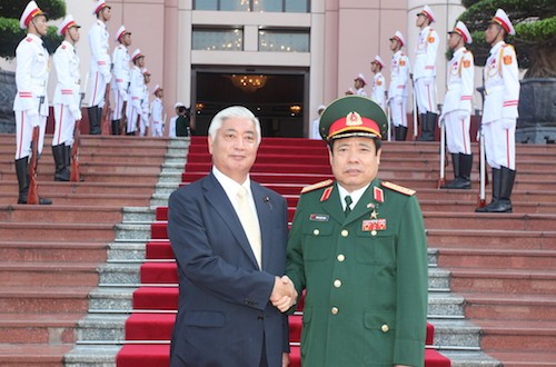 Bộ trưởng Quốc phòng Việt Nam Phùng Quang Thanh tiếp Bộ trưởng Quốc phòng Nhật Bản Nakatani. Ảnh: Hồng Pha.