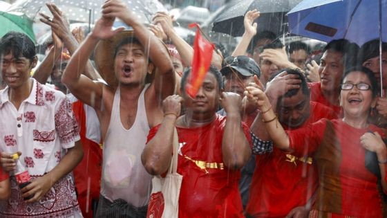 Người ủng hộ bà Aung San Suu Kyi đội mưa ăn mừng thắng lợi. Ảnh: BBC.