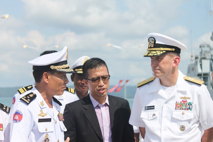 Ouk Seyha (trái), Tư lệnh căn cứ hải quân Ream, Sihanoukville, Campuchia và Tư lệnh lực lượng Đặc nhiệm 73 Bộ tư lệnh Thái Bình Dương Hoa Kỳ (phải), Chuẩn Đô đốc Charlie William, ảnh: Khmer Times.