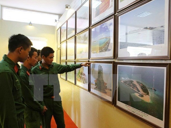 Các chiến sĩ trẻ tham quan triển lãm tư liệu khẳng định chủ quyền hợp pháp của Việt Nam đối với 2 quần đảo Hoàng Sa, Trường Sa, ảnh: TTXVN.