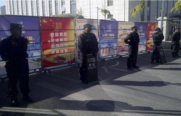 Chủ nghĩa khủng bố có thể xuất hiện ở bất cứ đâu. Cảnh sát vũ trang Trung Quốc tại Urumqi, Tân Cương, ảnh: Reuters.