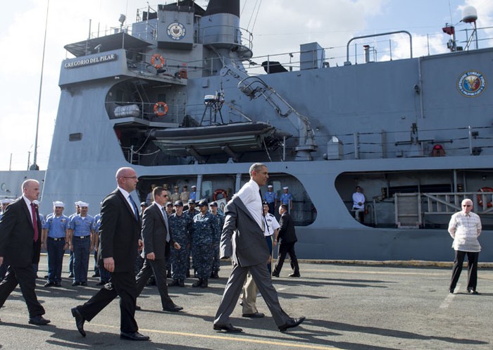 Tổng thống Obama thăm chiến hạm cũ bán cho Philippines và đã từng được Manila sử dụng để đương đầu với tàu Hải giám Trung Quốc ngoài Scarborough. Ảnh: mb.com.ph.