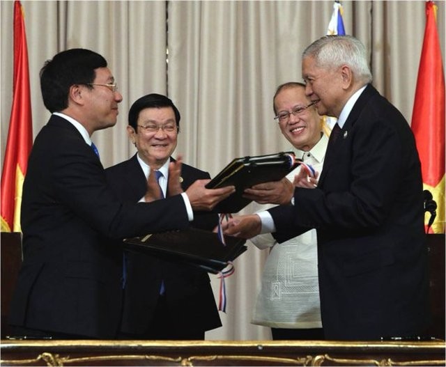 Phó Thủ tướng Bộ trưởng Ngoại giao Phạm Bình Minh và Ngoại trưởng Philippines Albert del Rosario ký thỏa thuận đối tác chiến lược Việt Nam - Philippines trước sự chứng kiến của lãnh đạo cấp cao hai nước. Ảnh: Rappler.