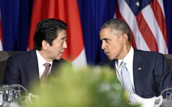 Thủ tướng Nhật Bản Shinzo Abe và Tổng thống Mỹ Barack Obama bên lề APEC 2015, ảnh: AP.