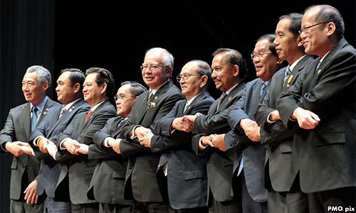Các nhà lãnh đạo ASEAN tham dự hội nghị thượng đỉnh khu vực năm 2015 tại Kuala Lumpur, Malaysia. Ảnh: PMO.