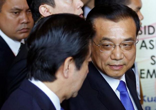 Thủ tướng Nhật Bản Shinzo Abe và Thủ tướng Trung Quốc có cuộc tiếp xúc ngắn bên lề Hội nghị thượng đỉnh Đông Á lần thứ 10 tại Malaysia hôm Chủ Nhật 22/11. Ảnh: Lai Seng Sin/AP.