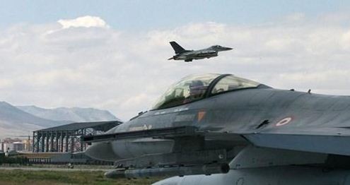 Máy bay Thổ Nhĩ Kỳ truy lung và tiêu diệt PKK - Ảnh: Sputnik
