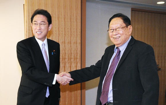 Ngoại trưởng Nhật Bản Fumio Kishida tiếp ông Nyan Win, ảnh: Nikkei Asian Review.