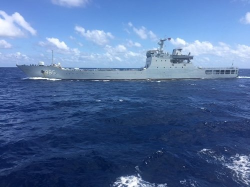 Tàu chiến 995 của Trung Quốc đang đe dọa tàu Hải Đăng 05 - Ảnh do thuyền viên tàu Hải Đăng 05 cung cấp. Nguồn: Báo Tuổi Trẻ.