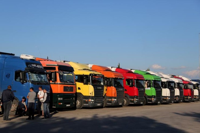 Hàng loạt xe chở các mặt hàng nông sản Thổ Nhĩ Kỳ bị tắc lại ở biên giới sau khi ông Putin ký lệnh áp đặt trừng phạt. Ảnh: International Business Times.