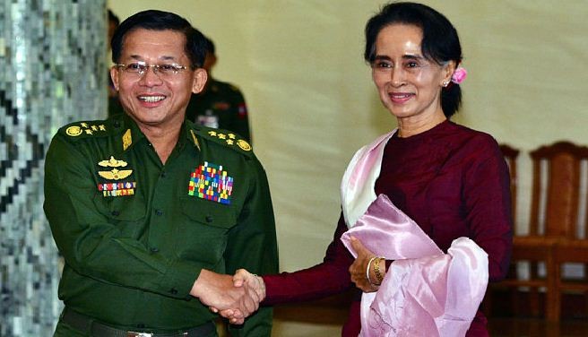 Bà Aung San Suu Kyi và Tổng Tư lệnh quân đội Myanmar Đại tướng Min Aung Hlaing. Ảnh: AP