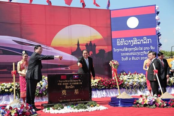 Các nhà lãnh đạo Lào tham gia lễ khởi công xây dựng đường sắt cao tốc do Trung Quốc tài trợ và xây dựng. Ảnh: Nikkei Asian Reviews.