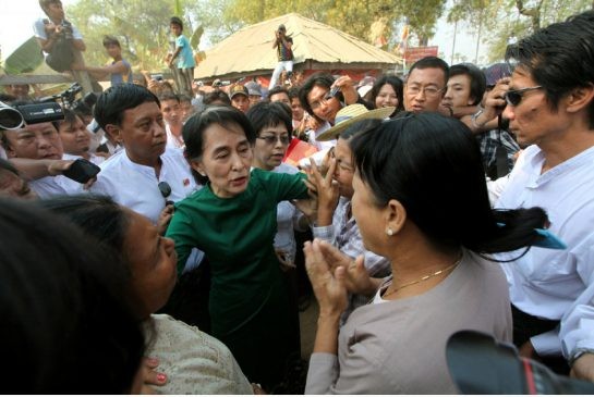 Bà Aung San Suu Kyi động viên những người dân quanh mỏ đồng Letpadaung. Ảnh: The Star.
