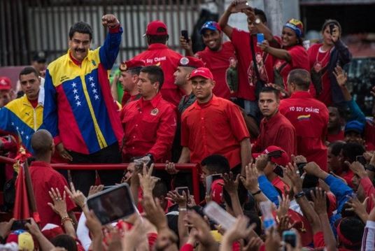Ông Maduro và những người ủng hộ, ảnh: The New York Times.