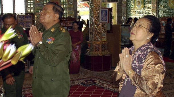 Vợ chồng Thống tướng Than Shwe cầu nguyện cho tướng Aung San, cha đẻ bà Aung San Suu Kyi tại một ngôi chùa. Ảnh: The Irrawaddy.