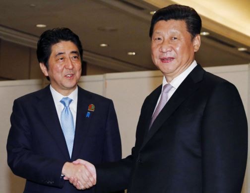 Thủ tướng Nhật Bản và Chủ tịch Trung Quốc, ảnh: SCMP.