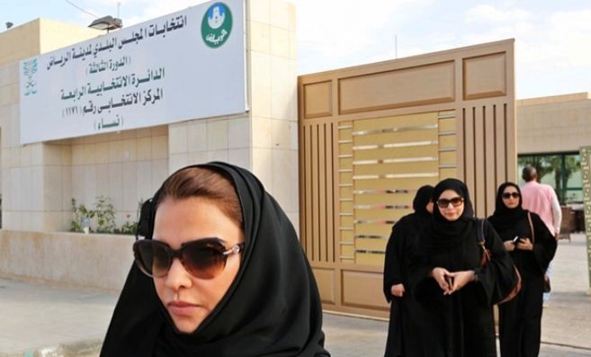Phụ nữ Saudi Arabia đi bầu cử Hội đồng địa phương, ảnh: EPA.