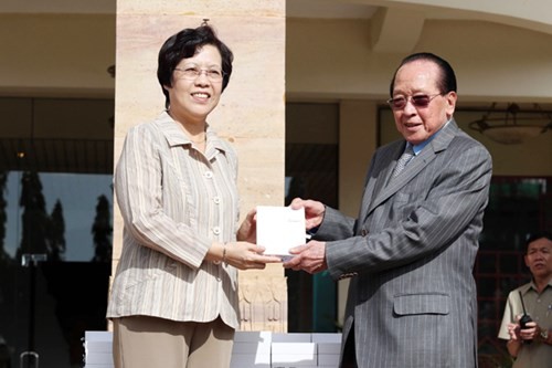 Bà Bố Kiến Quốc - Đại sứ Trung Quốc tại Campuchia trao quà cho Ngoại trưởng nước sở tại, ông Hor Namhong. Trung Quốc đã tặng 3 xe tải Toyota Hilux Vigo, một xe bus mini Toyota Coaster và 45 chiếc điện thoại di động Huawei Ascend P7 cho Bộ Ngoại giao Campuchia. Ảnh: Akp.gov.kh